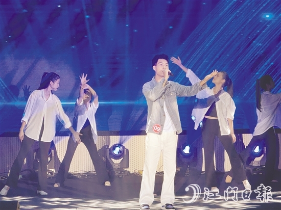 選手們用動(dòng)人的歌聲展現(xiàn)青春風(fēng)采。