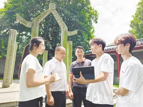 趙尉強(qiáng)（圖中）與五邑大學(xué)師生們交流歇馬村文旅發(fā)展計(jì)劃。