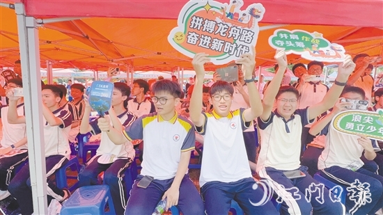 學(xué)生為龍舟選手們吶喊加油。