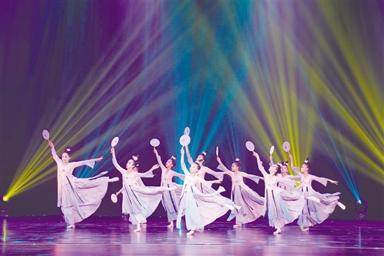 古典舞盡顯優(yōu)雅。