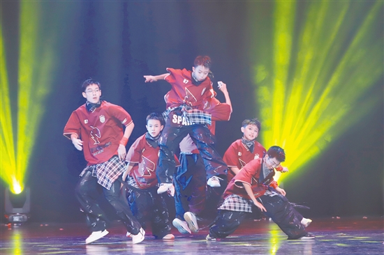 街舞表演十分炫酷。