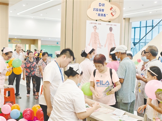 各種健康小游戲吸引眾多居民參與體驗。