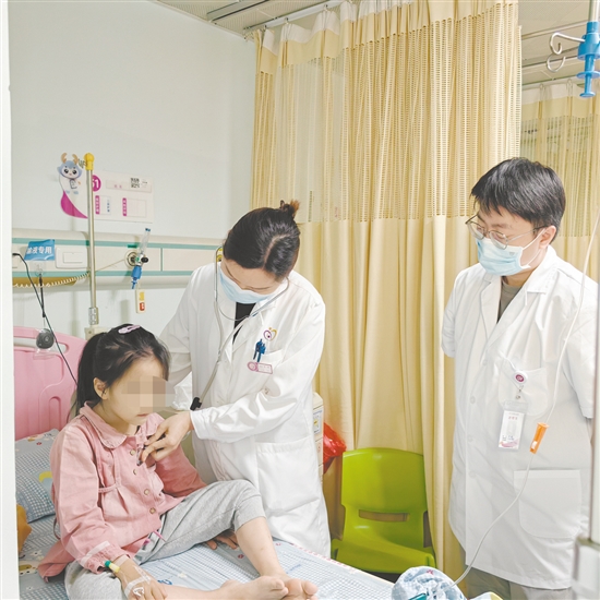 醫(yī)生為女童檢查。