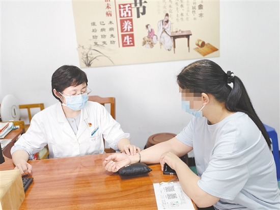 醫(yī)生對患者進行檢查。