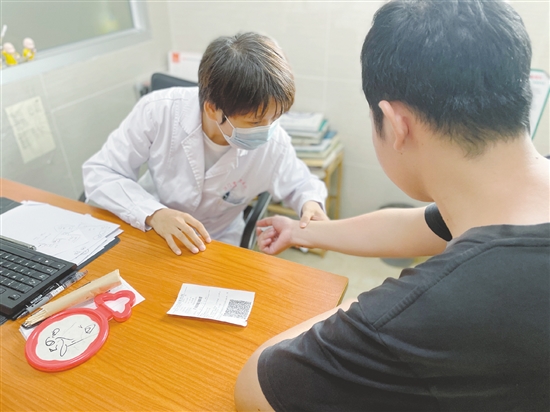 一旦發(fā)現(xiàn)皮膚有問題，應盡早就醫(yī)。