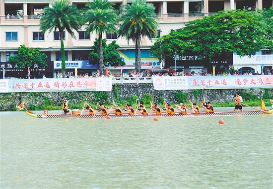 比賽期間突降大雨，選手們在雨中展開激烈比拼。