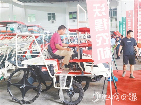 農(nóng)業(yè)合作社代表和種糧大戶“一站式”了解各類農(nóng)機(jī)和相關(guān)優(yōu)惠政策，并親身操作農(nóng)機(jī)，直觀感受農(nóng)機(jī)性能。