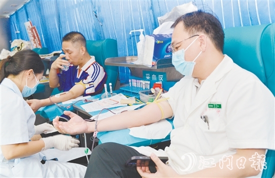 市民參與無償獻(xiàn)血，以汩汩熱血傳遞人間溫情。