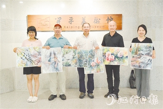 甄練權（中）將水彩作品無償贈予開平市美術館。