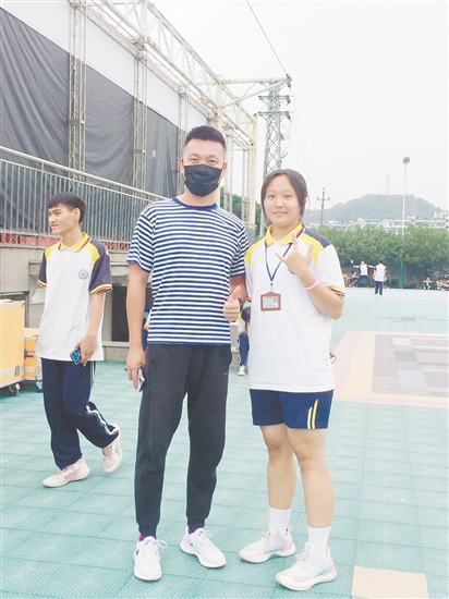 盧穎芝減重前后對比。