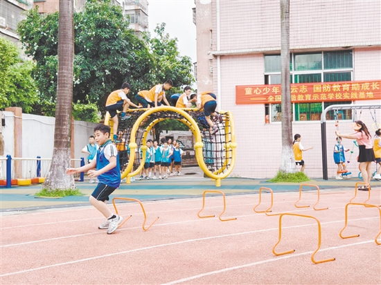 學生們在實踐中感受國防教育的魅力。