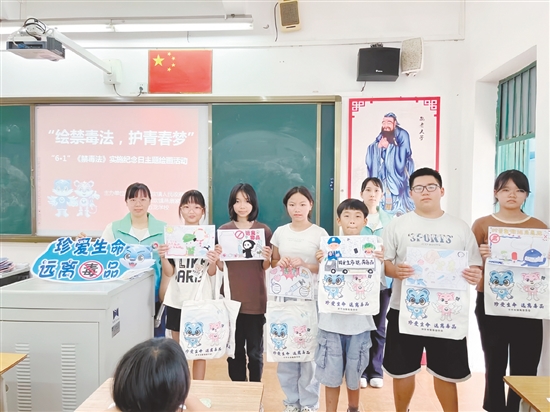 赤坎鎮(zhèn)平安法治辦聯(lián)合明德社工走進(jìn)赤坎鎮(zhèn)五龍學(xué)校，開展“6.1”《中華人民共和國禁毒法》實(shí)施紀(jì)念日主題繪畫活動(dòng)。