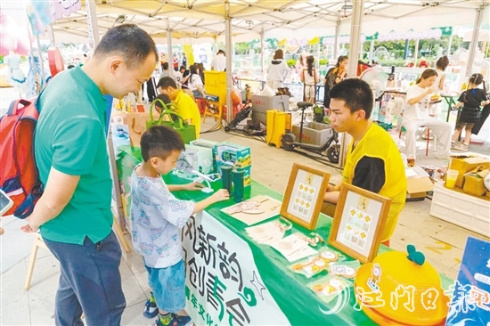 青年文化創(chuàng)意集市大受市民歡迎。