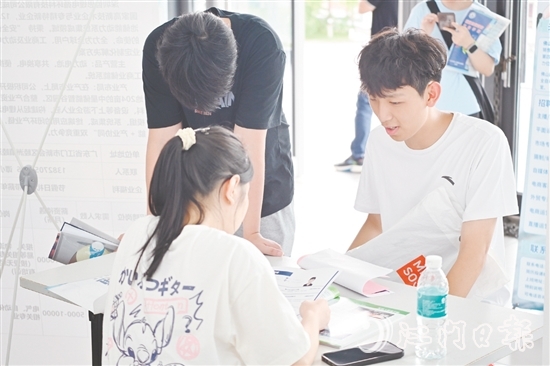 招聘現(xiàn)場，不少學(xué)生向新會企業(yè)了解崗位信息。