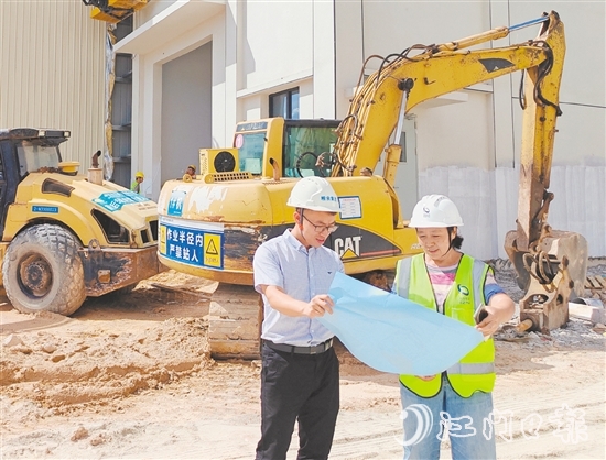 作為“黨員示范崗”黨員，黃嘉仲（左）在糧食綠色倉儲項目現(xiàn)場堅守多個日夜。
