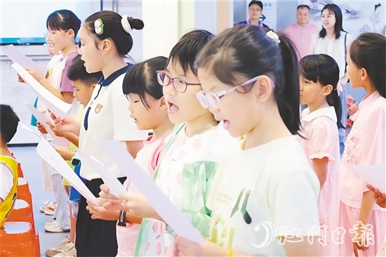 在教師的指導(dǎo)下，小朋友們興致勃勃地學(xué)習(xí)臺(tái)山童謠。