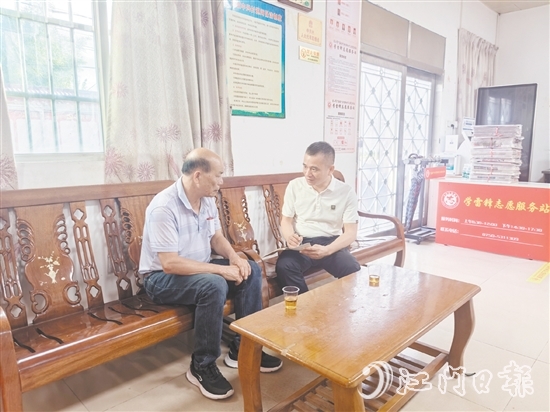 羅堅(jiān)濟(jì)（右）耐心地為群眾做法律科普。