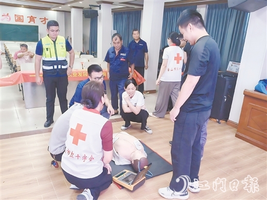 學(xué)員們?cè)谥v師手把手指導(dǎo)下，利用模擬人進(jìn)行心肺復(fù)蘇操作。