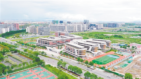 江海區(qū)景賢實(shí)驗(yàn)學(xué)校建筑融入“諾亞方舟”“星空之眼”等元素，科技感十足。