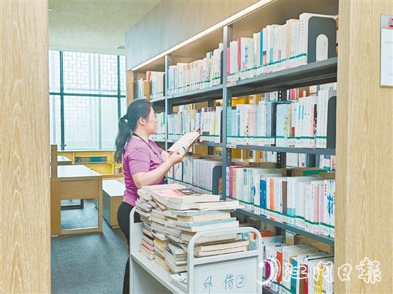 圖書管理員正在上架書籍。