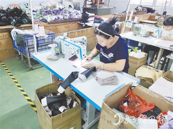 桃源鎮(zhèn)“就業(yè)驛站”聯(lián)合傘篷龍頭企業(yè)開設(shè)“媽媽崗”。