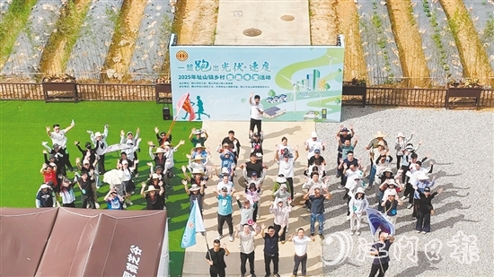 職工們在打卡點(diǎn)拍照留念。