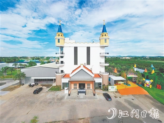 陳大羽公雞藝術(shù)館建筑風(fēng)格獨(dú)特，是雙水鎮(zhèn)的文化新地標(biāo)。