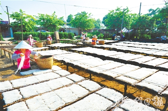 瀨粉是恩平最具代表性的傳統(tǒng)米制品之一，以爽滑彈牙的口感和濃郁的米香著稱。