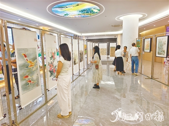 展出作品描繪了恩平市實(shí)施“百千萬(wàn)工程”帶來(lái)的變化和嶄新面貌。