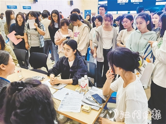 恩平市人社局組織企業(yè)走進(jìn)高校舉辦專(zhuān)場(chǎng)招聘會(huì)。