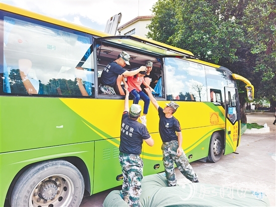 演練中，學(xué)生們在工作人員的幫助下體驗(yàn)逃生方式。