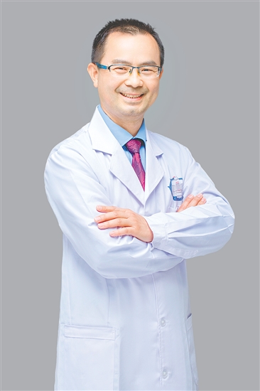 人物檔案：李國泉，皮膚科主任，主任醫(yī)師，從業(yè)31年，黨齡30年。