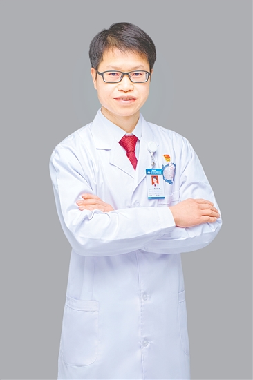 人物檔案：潘月帆，骨科（二區(qū)）主任，從業(yè)20年，黨齡21年。