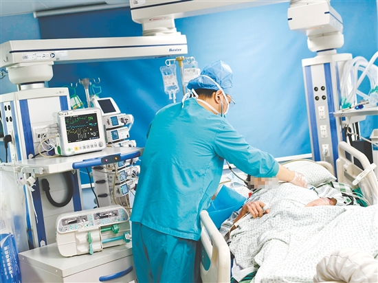 醫(yī)護人員對患者進(jìn)行檢查。