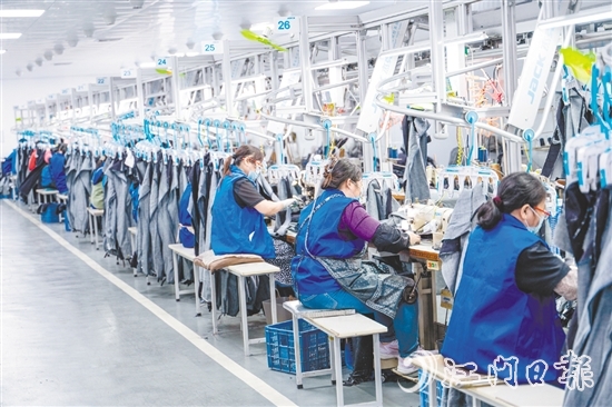 為應(yīng)對(duì)市場環(huán)境變化，紅日制衣在技術(shù)研發(fā)、管理模式、人員結(jié)構(gòu)等方面持續(xù)加大投入，以此推動(dòng)企業(yè)實(shí)現(xiàn)轉(zhuǎn)型。