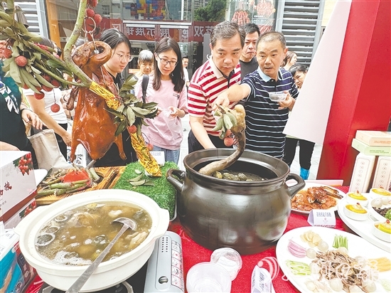 活動(dòng)現(xiàn)場(chǎng)，以“馬岡鵝×廣東荔枝”為核心的創(chuàng)新菜式成為焦點(diǎn)，成功撩動(dòng)無(wú)數(shù)食客的味蕾。