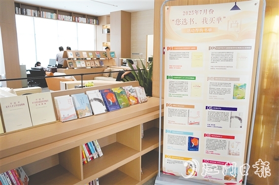 開(kāi)平市城投集團(tuán)新時(shí)代文明實(shí)踐點(diǎn)設(shè)有休閑閱覽區(qū)和共享辦公場(chǎng)所，上架圖書約5000冊(cè)。