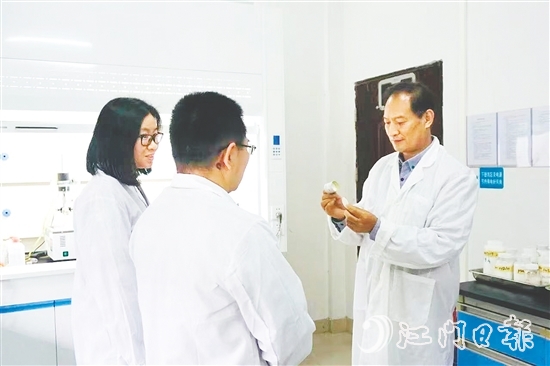 在羅吉爾（右）的帶領(lǐng)下，齊裕科技攻克油性膠替代難題。