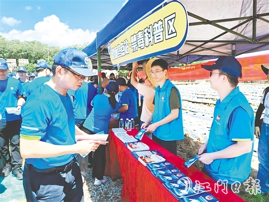 活動(dòng)沿途設(shè)有禁毒科普區(qū)。