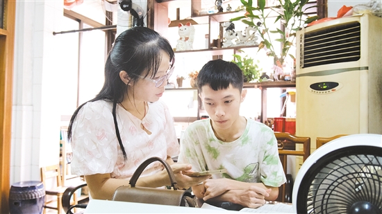 老師輔導(dǎo)盧梓俊填報(bào)志愿。