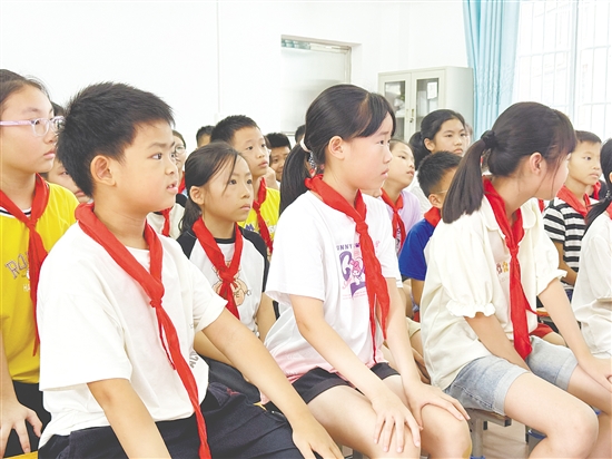 臺(tái)下學(xué)生一邊認(rèn)真觀察舞臺(tái)上的同伴，一邊在腦海中快速組織語(yǔ)言，記錄他們看到的每一個(gè)神態(tài)與細(xì)節(jié)。