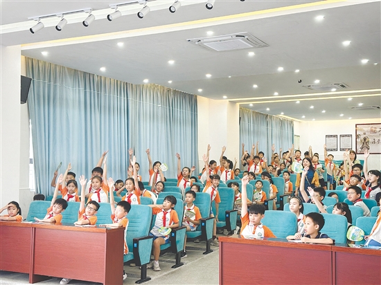 祥龍學校的學生們在講座中積極參與互動，每當到了提問環(huán)節(jié)，紛紛舉手搶答。