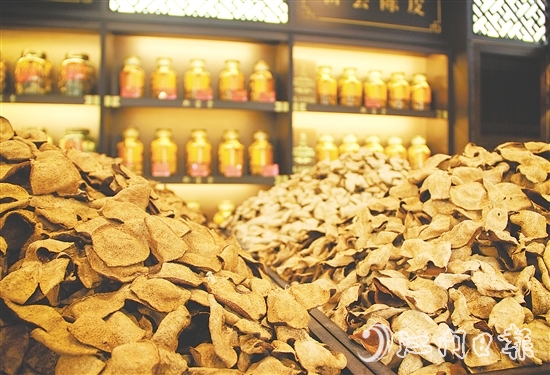 陳皮的價值不僅體現(xiàn)在年份，更體現(xiàn)在反哺鄉(xiāng)土的溫度上。