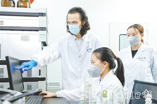 新寶堂將新會柑肉“變廢為寶”，利用生物發(fā)酵技術(shù)轉(zhuǎn)化為陳皮酵素。