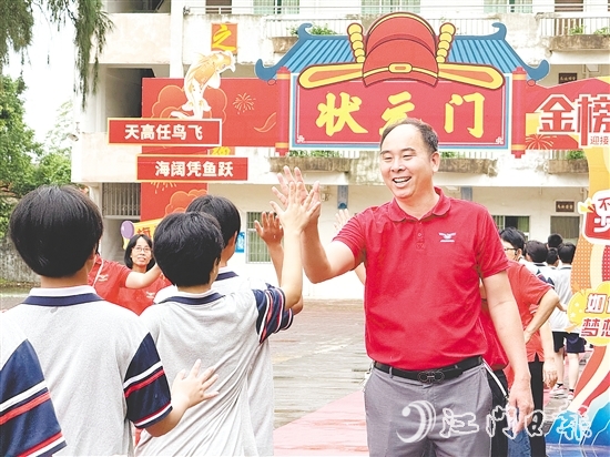 身著紅色衣衫送考的教師們成為校園一道溫暖的風(fēng)景線。