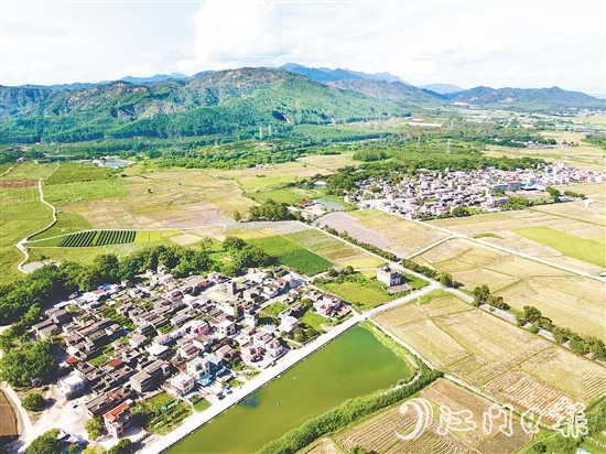 斗山鎮(zhèn)田稠村以“產(chǎn)業(yè)筑基、生態(tài)賦能、治理創(chuàng)新”的組合拳，推動(dòng)鄉(xiāng)村顏值與經(jīng)濟(jì)價(jià)值雙提升，走出“產(chǎn)業(yè)興、生態(tài)美、百姓富”的振興之路。