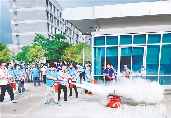 職工踴躍學(xué)習(xí)如何使用滅火器。