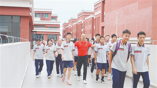 考試結(jié)束后，蓬江區(qū)紫茶中學(xué)師生唱響《海闊天空》。