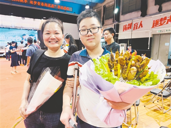 中考結(jié)束后，五邑碧桂園中英文學(xué)校家長為“吃貨”兒子送上了特別的“燒烤花”。