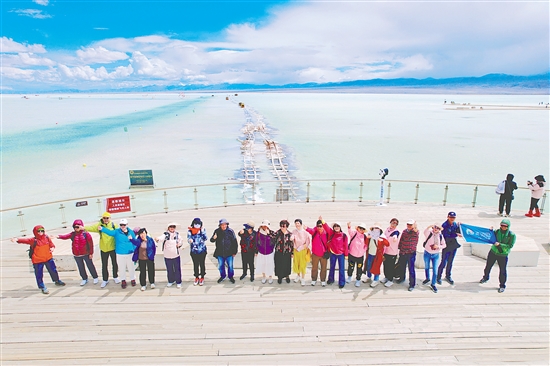 茶卡鹽湖航拍。